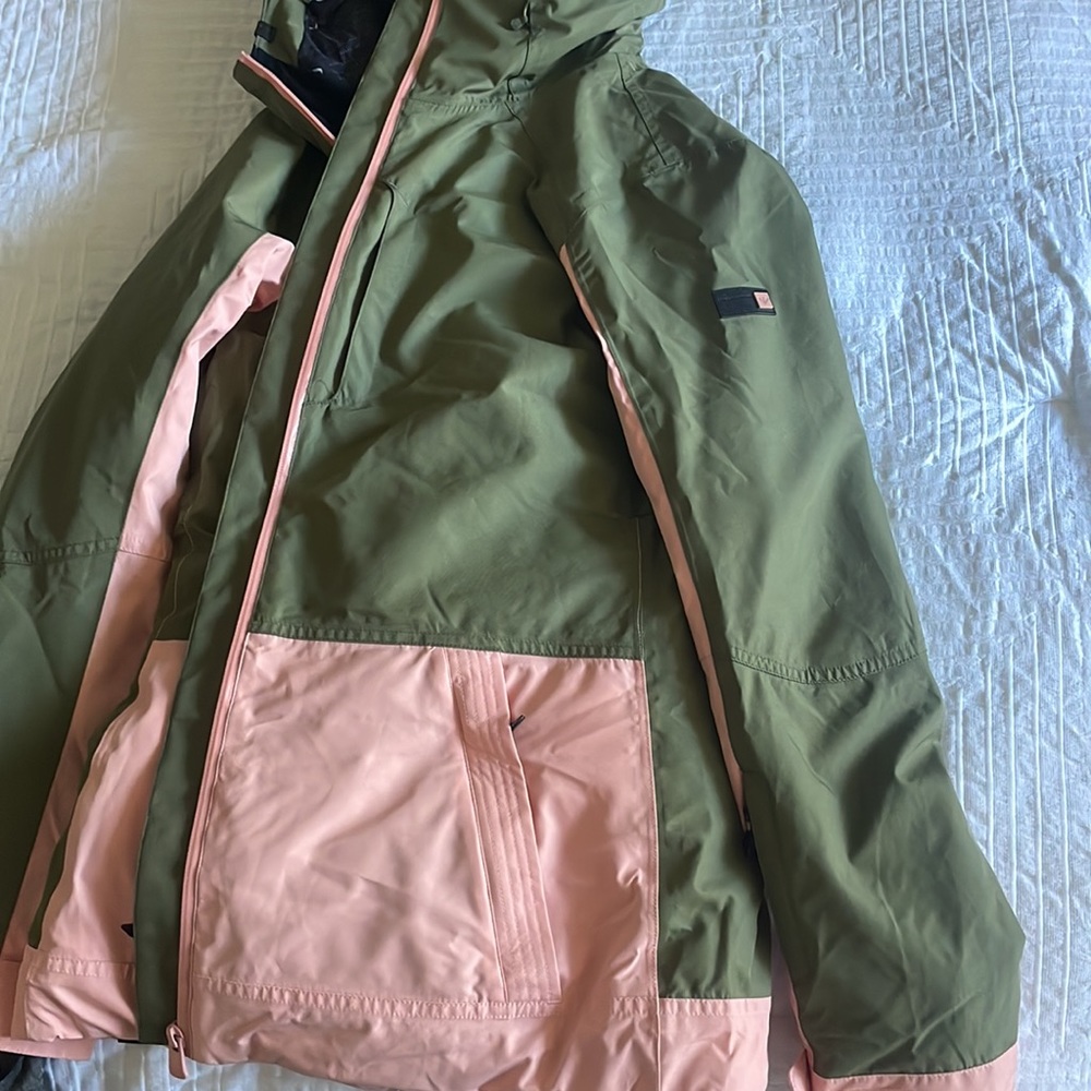 Roxy women’s snow jacket - 15k dry flight waterproofing technology- medium size - Picture 6 of 7